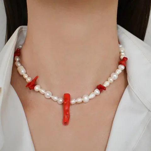 Collana con Pendente a Ramo di Corallo Rosso e Perle d'Acqua Dolce Naturali in Acciaio al Titanio Placcato Oro per Donna