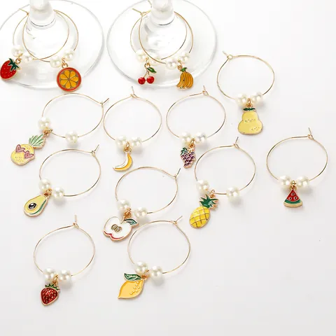 Breloques de Verre à Vin en Alliage Émaillé Forme Fruits Avec Fausses Künstliche Perles Assortiment Fraise Ananas Raisin pour Fête Mariage