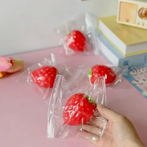 Realistisches Rotes Erdbeere Squishy Spielzeug TPR Simuliertes Obst Stressabbau Spielzeug Für Kinder Erwachsene Büro Zuhause
