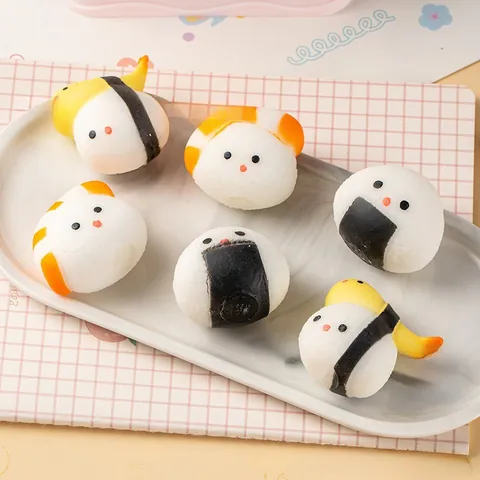 Nettes Cartoon Sushi Squishy Stressabbau Spielzeug TPR Miniatur Essen Langsam Steigend Squishy Für Kinder Erwachsene Schreibtisch Deko