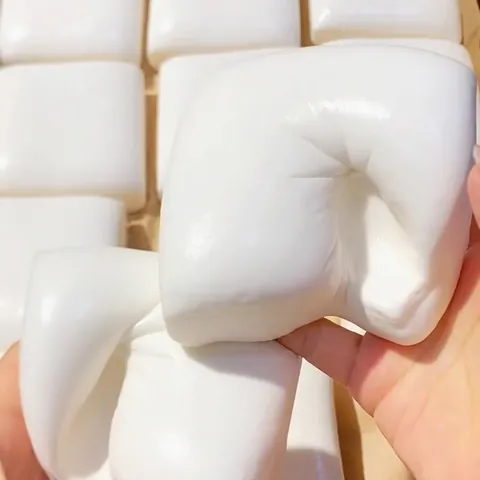Giocattolo Squishy a Ritorno Lento in Schiuma PU a Forma di Toast al Latte Antistress da Spremere per Adulti e Bambini