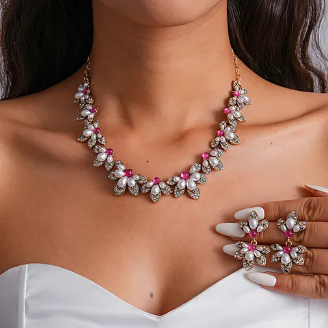 Vintage Hofstil Legierung Strass Künstliche Perle Blumen Wassertropfen Anhänger Halskette Und Ohrringe Set Luxus Schmuckset Für Damen