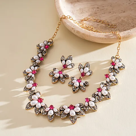 Vintage Hofstil Legierung Strass Künstliche Perle Blumen Wassertropfen Anhänger Halskette Und Ohrringe Set Luxus Schmuckset Für Damen