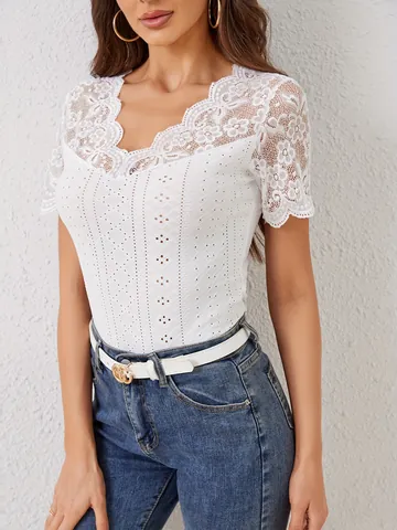 T-Shirt Mince pour Femmes Épissage de Dentelle Élégant Col en V Festonné Haut à Manches Courtes Texture Creuse Banlieue Femme Tee