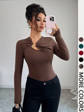 T-Shirt Femme Manches Longues Coupe Ajustée Ajouré Asymétrique avec Anneau en Métal Top Sexy en Polyester Tricoté pour Automne
