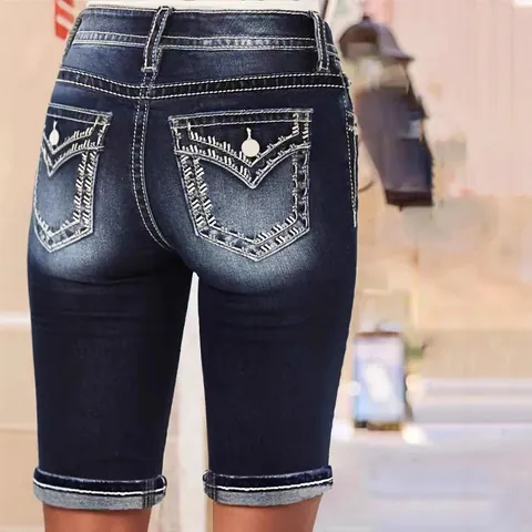 Short Bermuda en Jean Coupe Slim pour Femmes avec Surpiqûres Contrastées et Poches Brodées en Coton Denim Délavé Décontracté Taille Moyenne