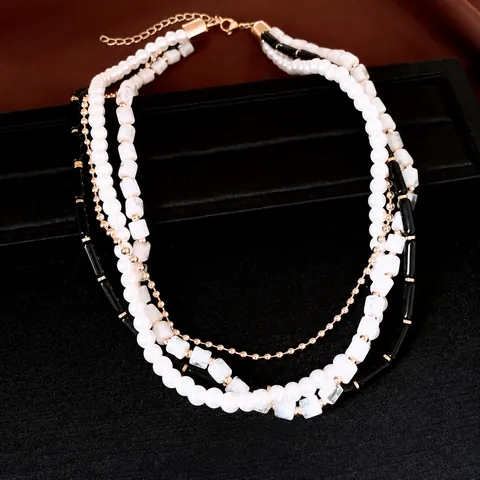 Collier Multicouche en Perles Artificielles et Acrylique pour Femmes Collier Ras du Cou Géométrique Ton Or Élégant Bijoux de Fête Vintage