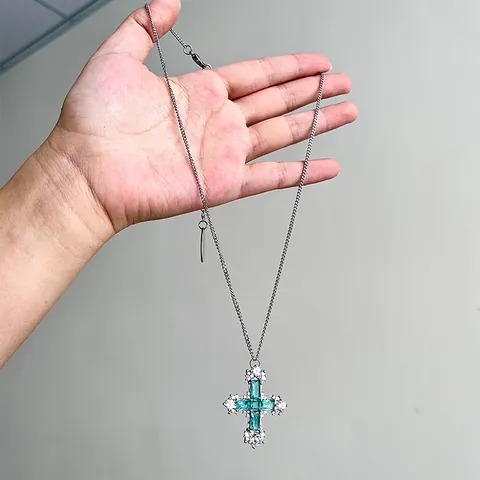 Collier Pendentif Croix en Zircon Vert Menthe pour Femmes Bijoux de Luxe Légers en Cuivre Couleur Argent Chaîne de Clavicule en Zircone