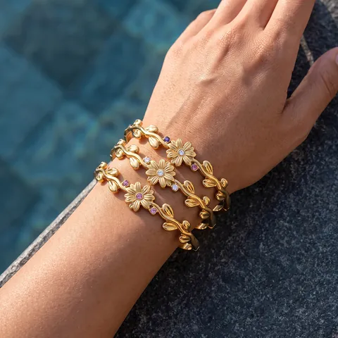 Fashion Design 18K Gold Plated Stainless Steel Flower Rhinestone Bangle Minimalist Daisy Pattern Cuff Bracelet For Women Jewelry
