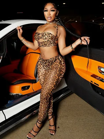 Conjunto de Dos Piezas Sexy con Estampado de Leopardo para Mujer Top Corto Halter y Pantalones Largos Ajustados de Talle Alto