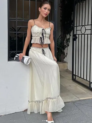 Conjunto de Verano para Mujer Estilo Hada Top de Tirantes Fruncido y Falda Midi con Volantes Blanco Roto en Poliéster con Lazo Negro