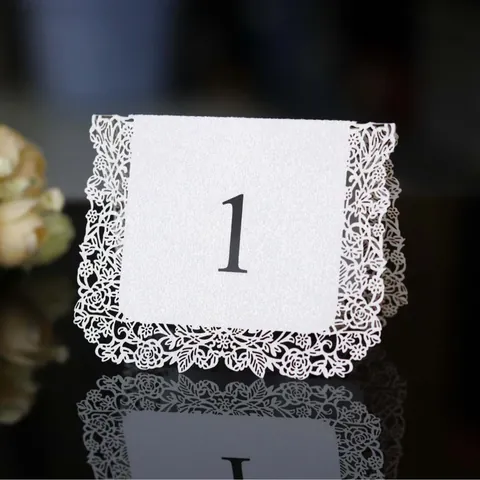 Marque-place de Mariage Style Européen Découpe Laser Rose Dentelle Papier Nacré Cartes de Numéro de Table de Banquet Déco