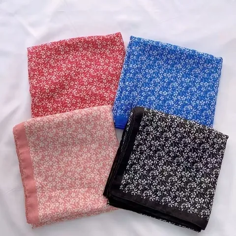 Foulard Quadrato da Donna con Stampa Floreale Sciarpa Leggera Motivo Margherita Vintage Scialle Effetto Seta Accessorio Moda