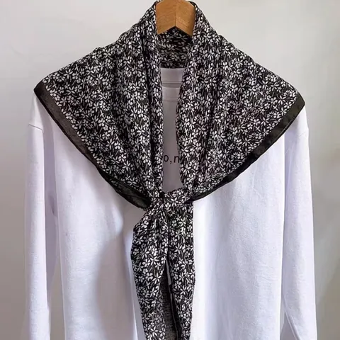 Foulard Quadrato da Donna con Stampa Floreale Sciarpa Leggera Motivo Margherita Vintage Scialle Effetto Seta Accessorio Moda