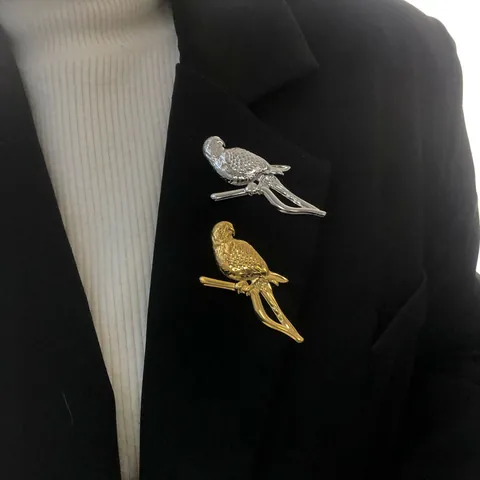 Parrot Brooch Pin Alloy Electroplated Bird Badge For Men Women Suit Jacket Minimalist Elegant Animal Accessory Jewelry Gift