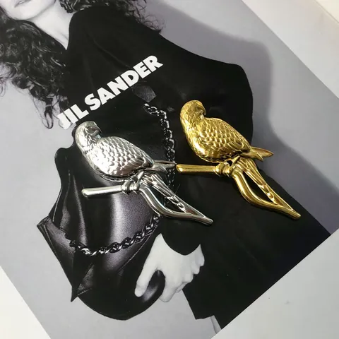 Parrot Brooch Pin Alloy Electroplated Bird Badge For Men Women Suit Jacket Minimalist Elegant Animal Accessory Jewelry Gift
