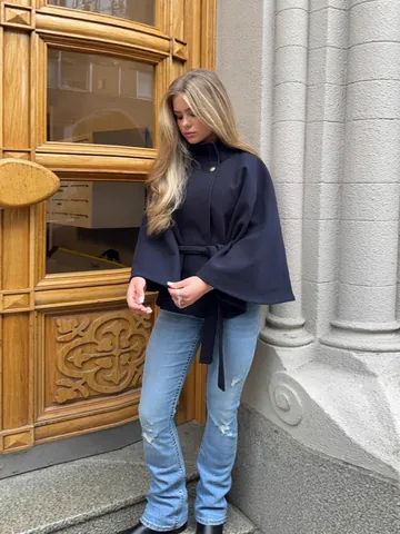 Elegante Chaqueta de Capa para Mujer con Cinturón de Hebilla Metálica Moda Europea Color Sólido Cuello Alto Manga Acampanada Abrigo Corto