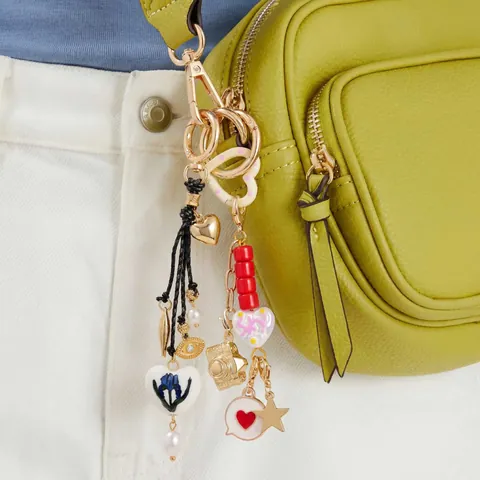 Colgantes para Bolso Bohemios Coloridos Corazón Avión Cámara Abeja Cobre Chapado en Oro Strass Perla Artificial Decoración de Bolso Llavero