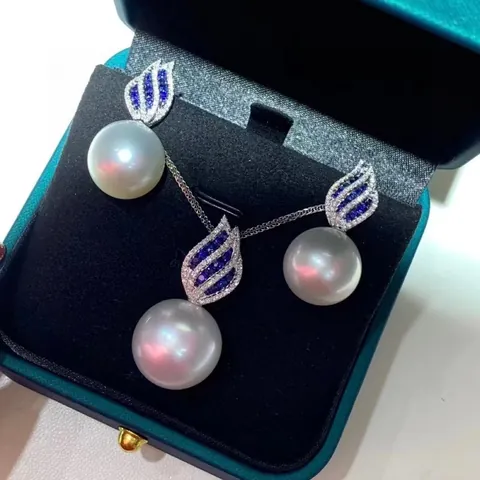 Elegantes Legierung Künstliche Perle Schmuckset Strass Blumen Schmetterling Anhänger Halskette Ohrstecker Für Damen Leichter Luxus Mode Accessoire
