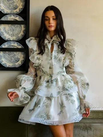 Minivestido de Malla de Organza con Volantes Estilo Dulce Francés Estampado Botánico de Pájaros Mangas Acampanadas Vestido Escalonado para Mujer