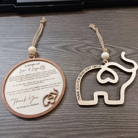 Ornement Suspendu Éléphant en Bois Gravé au Laser Forme de Cœur Bois Naturel Cadeau d'Amitié pour Maison Voiture Décor Plaque pour Femme Sœur