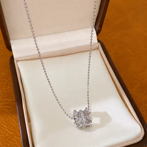 Collier Pendentif Cylindrique Plissé en Cuivre et Zirconia de Luxe Léger Chaîne de Clavicule Argentée Forme Petite Taille pour Femme Bijoux de Mode