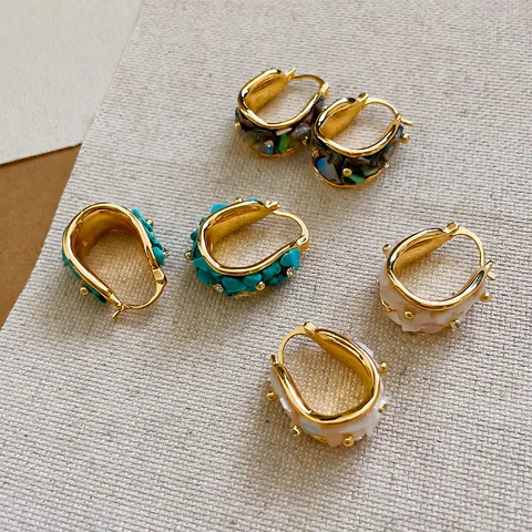 Pendientes de Aro Huggie Redondos de Oro de Dieciocho Quilates de Estilo Bohemio con Concha Natural e Incrustaciones de Strass de Cobre para Mujer