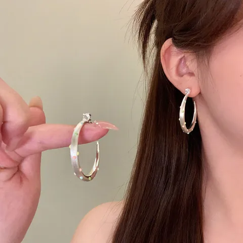 Nischendesign Gebürstete Silber Legierung Bunte Punkte C Creolen Für Damen Süße Strass Eingelegt Titan Ohrring Schmuck