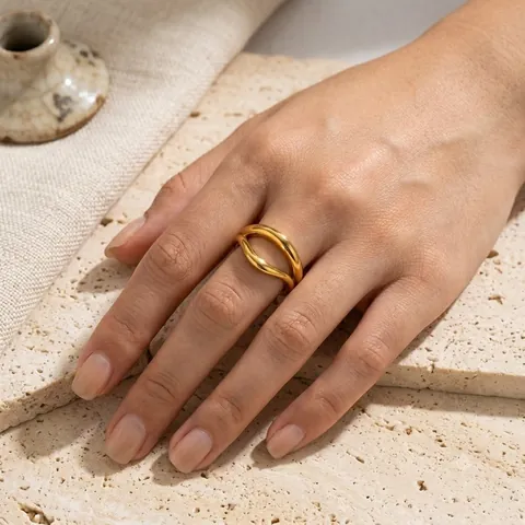 Anello a Onda Geometrica in Acciaio Inossidabile Placcato Oro 18K Minimalista Francese per Donna Gioielli Moda Resistenti all'Acqua