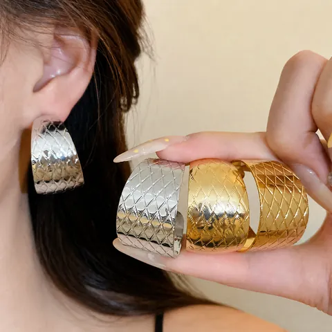Moderne Eisen C-Förmige Ohrstecker Mit Silber Ohrringpfosten Rautenmuster Gestepptes Design Vintage Mode Schmuck Für Damen