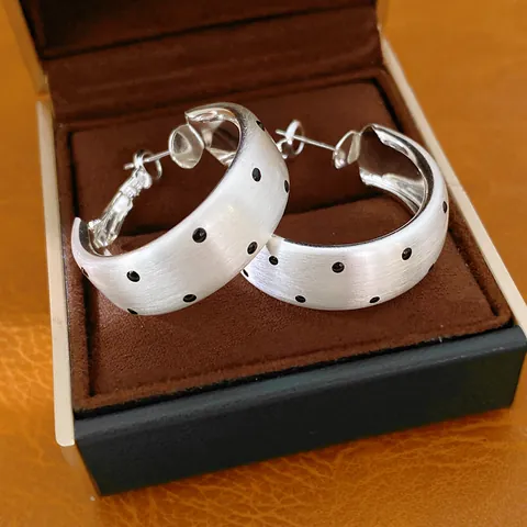 Boucles d'oreilles Créoles Rondes à Pois Fini Brossé Avec Tige en Argent Élégantes Boucles d'oreilles Minimalistes en Métal pour Femmes Bijoux