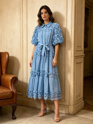 Robe Longue Fleurie Bohème Avec Décoration de Fleurs 3D Manches Bouffantes Col Chemise Lacet à la Taille Robe Jupe à Étages pour Femmes