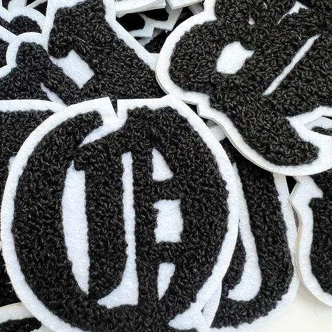 Écussons Lettres en Chenille Gothic Old English Noir Blanc Applique Brodée Écussons à Repasser pour Veste Varsity Vêtements DIY