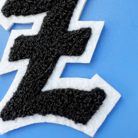 Écussons Lettres en Chenille Gothic Old English Noir Blanc Applique Brodée Écussons à Repasser pour Veste Varsity Vêtements DIY