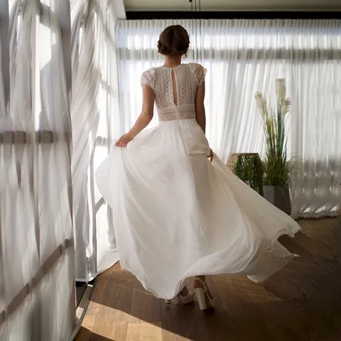 Élégante Robe de Mariée en Mousseline de Soie Crochetée en Dentelle Blanche Style Français Simple Ligne A Robe de Mariée Longue Dos Nu Pour Femme Fête de Fiançailles