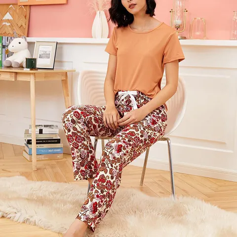 Women's Casual Loungewear Pajama Set Caramel Short Sleeve Top And Floral Print Long Pants Two-Piece Sleepwear Soft Top And Bottom