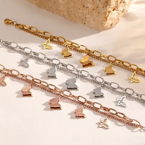 Bracelet Papillon Double Couche en Acier Inoxydable pour Femme en Acier Titane avec Pendentif Papillon Sablé Multi-couches Bijoux Mode