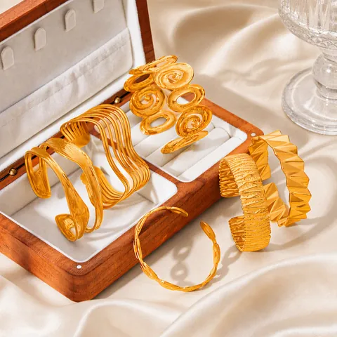 Bracciale Aperto in Acciaio Inossidabile Minimalista Placcato Oro 18K Onda Geometrica Spirale per Donna Gioielli di Moda di Lusso