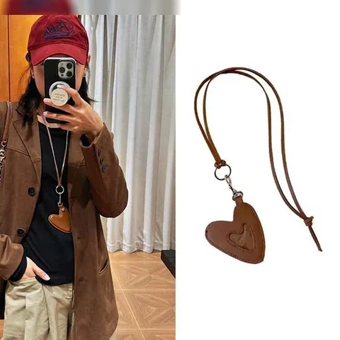 Collier Pendentif Cœur en Cuir Vintage pour Femmes Mini Pochette de Cou Fait Main Accessoire de Mode Bijou Quotidien Cadeau