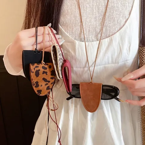 Modern Leather Eyeglass Holder Necklace Leopard Print Artificial Leather Pendant Sweater Chain For Women Fashion Commuter Accessory