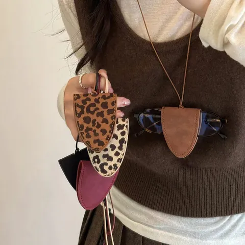 Minimalist Leopard Print PU Leather Eyeglass Holder Necklace For Women Commute Style Pendant Sweater Chain Jewelry Gift