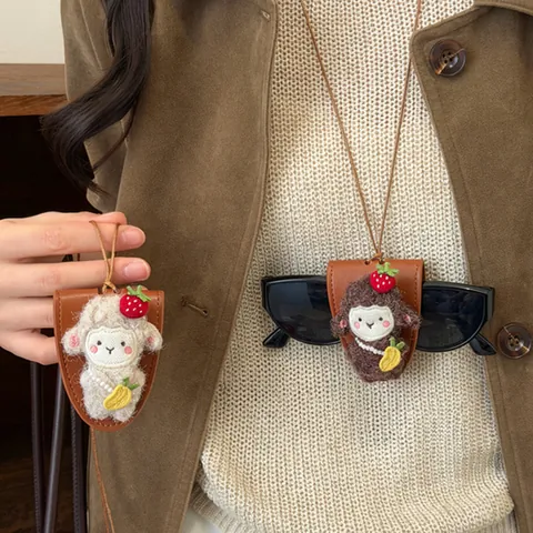 Süße Erdbeer Lamm Magnetische Brillenclip Halskette Für Damen Handgefertigt Kunstleder Legierung Tier Anhänger Lange Pulloverkette
