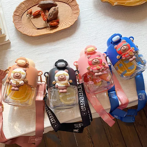 Botella de Agua Tritan Oso Tridimensional de Moda Con Pajita y Correa Gran Capacidad Antigoteo Portátil Vaso para Niños
