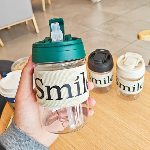 Minimalist Portable Plastic Coffee Cup With Dual Drinking Lid Straw Insulated Fabric Sleeve Large Capacity Handheld Water Bottle For Outdoor Office Car