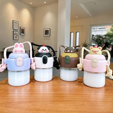 Cartoon Tierpuppe Deckel Kunststoff Wasserflasche Mit Strohhalm Und Tragbarem Riemen Große Kapazität Studenten Tragbare Trinkbecher Für Outdoor Schule