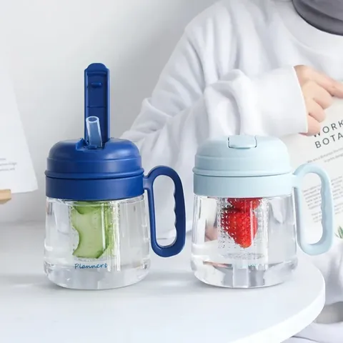 Tragbarer Kunststoff Wasserbecher Mit Strohhalm Und Infuser Große Kapazität Teetrennung Flasche Minimalistisches Büro Fitnessbecher