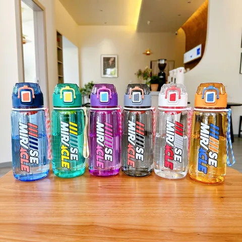 Sportliche Plastik Wasserflasche Mit Trinkhalm Deckel Teefilter Tragbarer Gurt Für Outdoor Studenten Langlebiger Trinkbecher