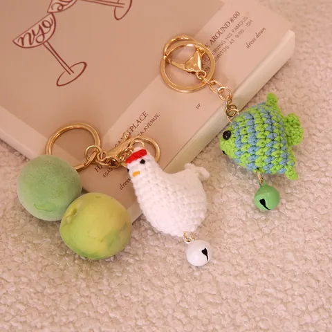 Porte-clés Pendentif Animal de Dessin Animé au Crochet Fait à la Main Mignon Poisson en Fil Fraise Champignon Décoration Suspendue de Sac avec Cloche Cadeau