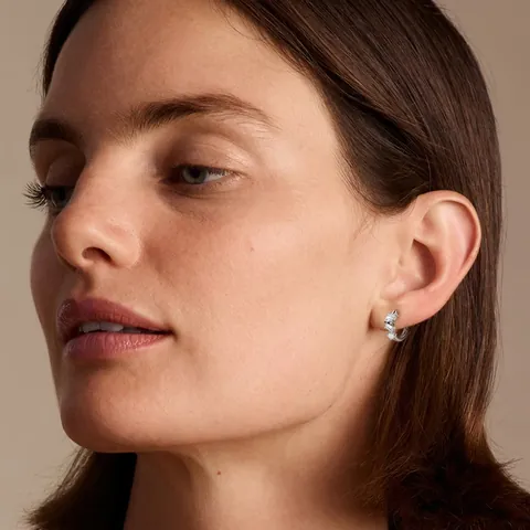 Boucles d'Oreilles Huggie en Moissanite Remplies d'Or 14K pour Femmes Créoles Géométriques à Trois Pierres Irrégulières