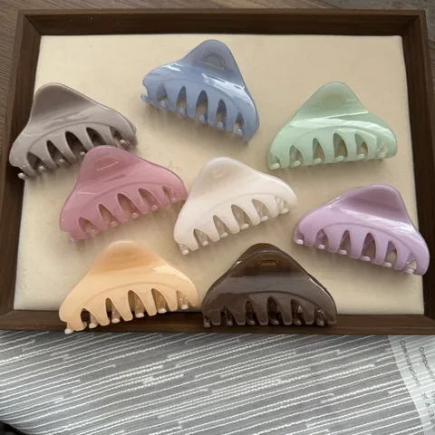 Korean Style Medium Triangle Hair Claw Clip For Women High Sense Shark Clip Solid Color Plastic Hair Clamp Accessories